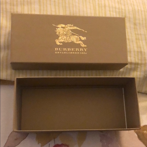 FREE Authentic Burberry Sunglasses Box 📦 - Picture 3 of 3